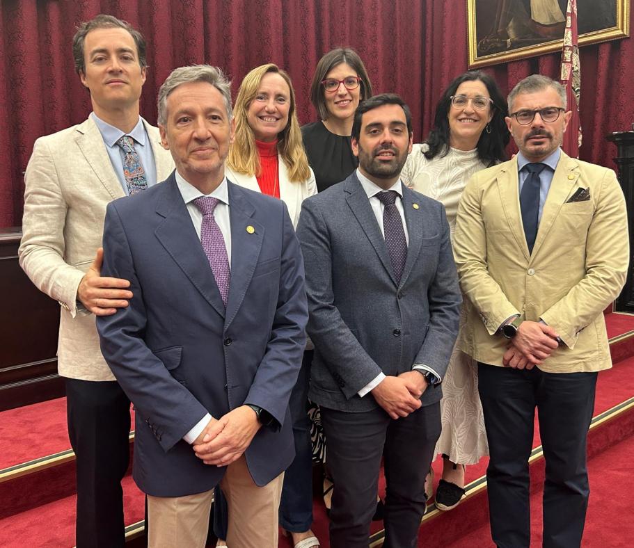 Fotografía de la Directora y los subidrectores/as posando tras el acto de nombramiento