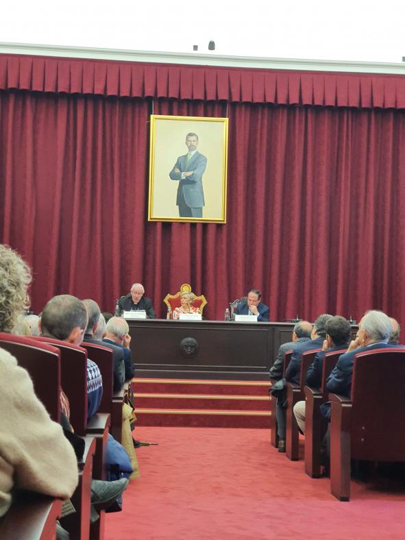 Fotografía de la mesa inaugural del evento, donde se sienta la REctora de la Universidad de Sevilla en el centro, Juan Jesús Martín Del Río (Director de la Cátedra) a su izquierda y el Arzobispo de Sevilla a su derecha.