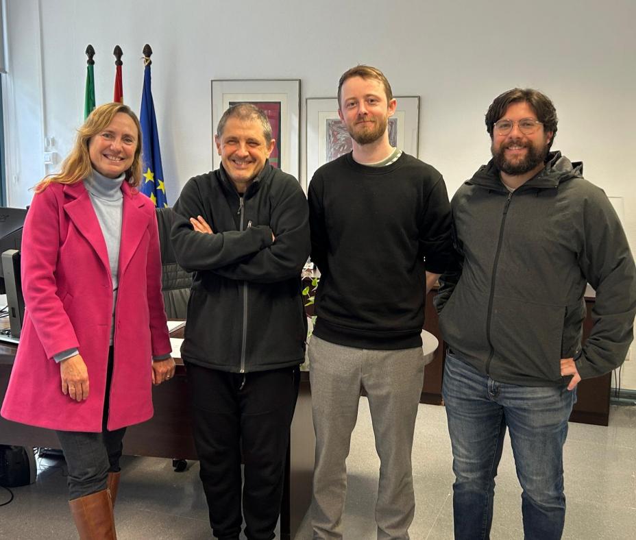 Fotografía del Dr. Kelleher junto a dos profesores y a la Directora de la ETSIE, Charo Chaza.