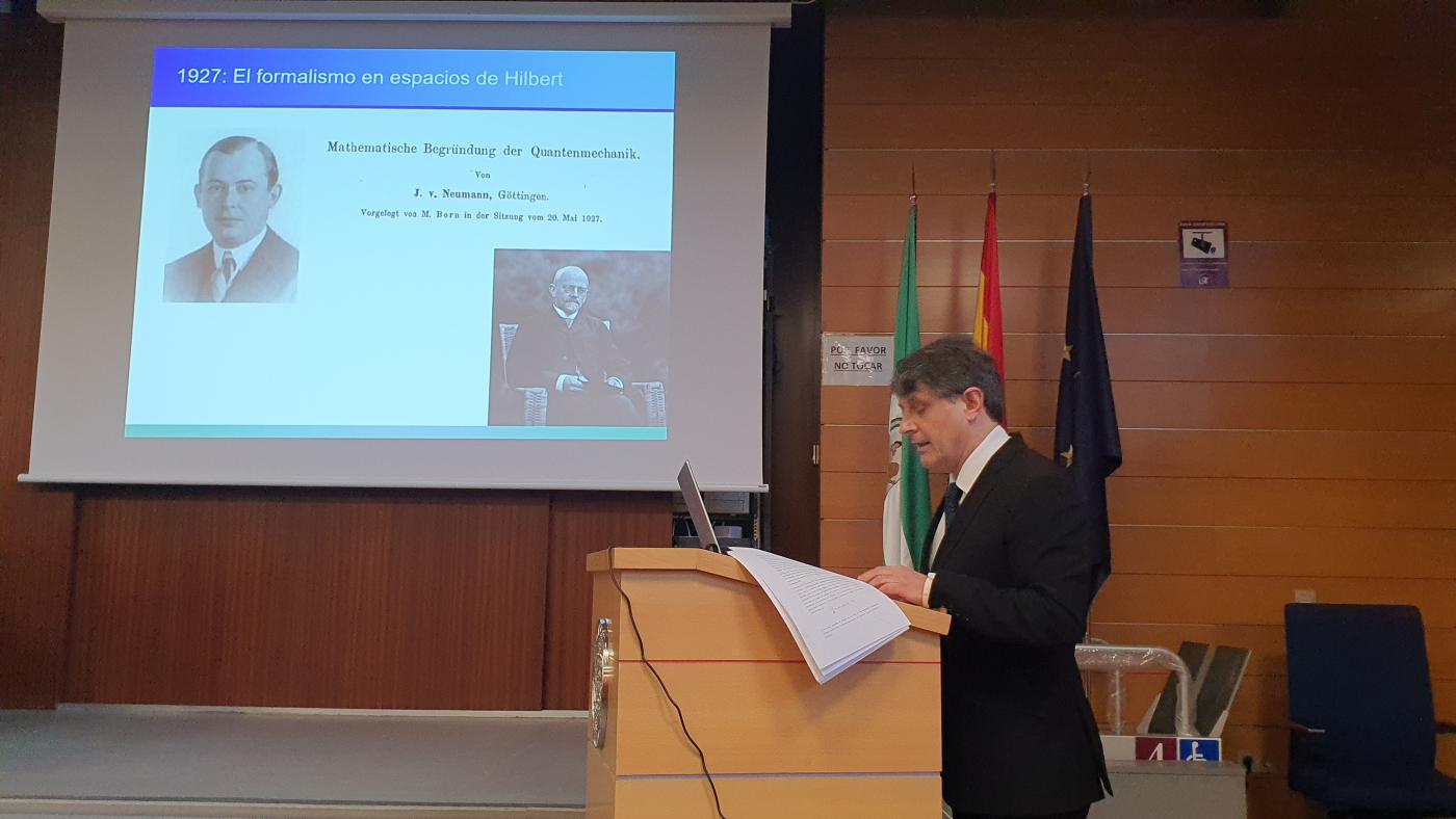 Adán cabello leyendo su discurso