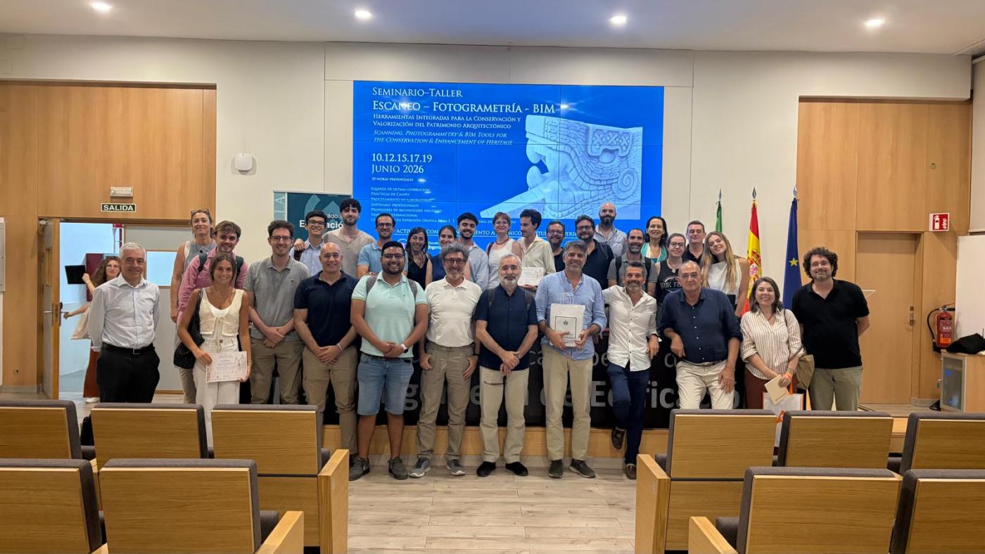 Foto de grupo de alumnado y ponentes