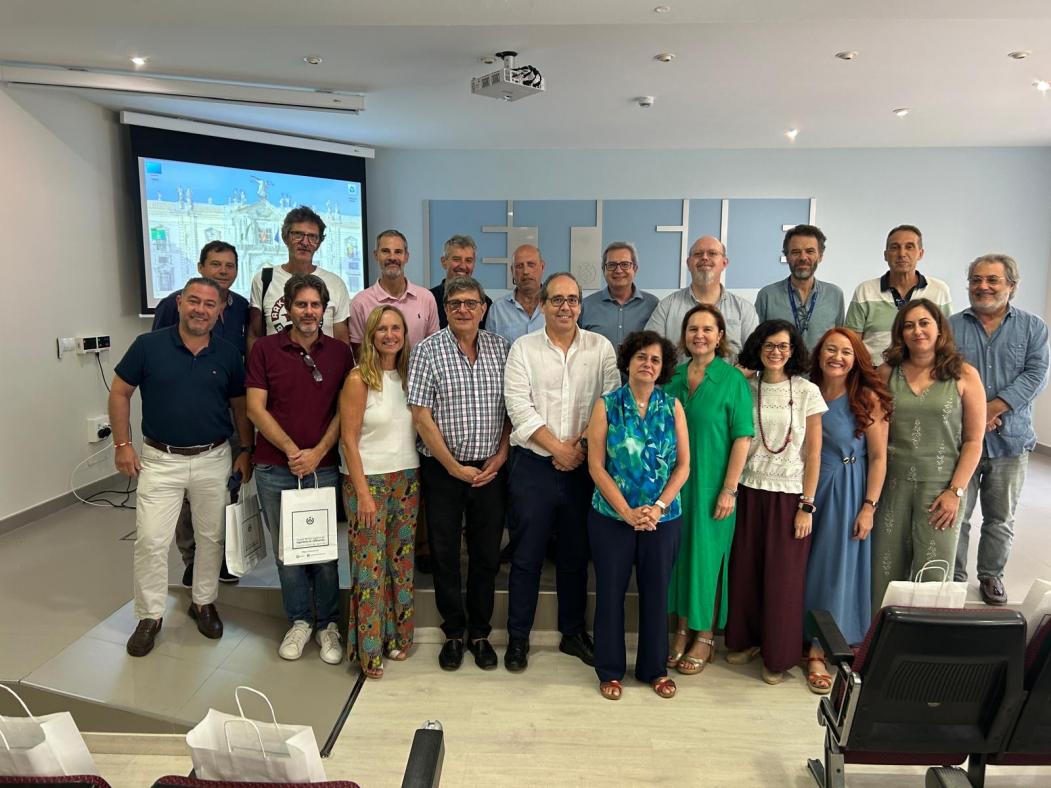 Fotografía del conjunto de Decanos y Directores/as tras la reunión.