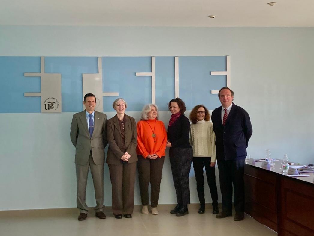 Fotografía de la profesora Dª. Rocío Quiñones junto a su tribunal.