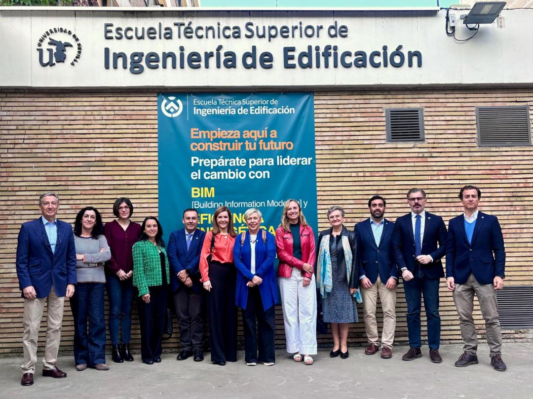 Fotografía de la rectora con el equipo directivo bajo el cartel de Escuela Técnica Superior de Ingeniería de Edificación.