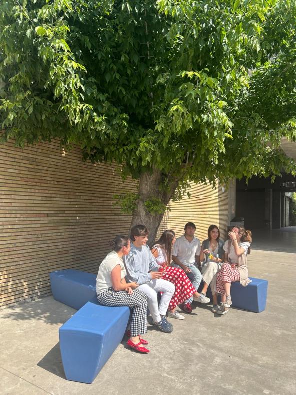 Fotografía de estudiantes sentados en los bancos
