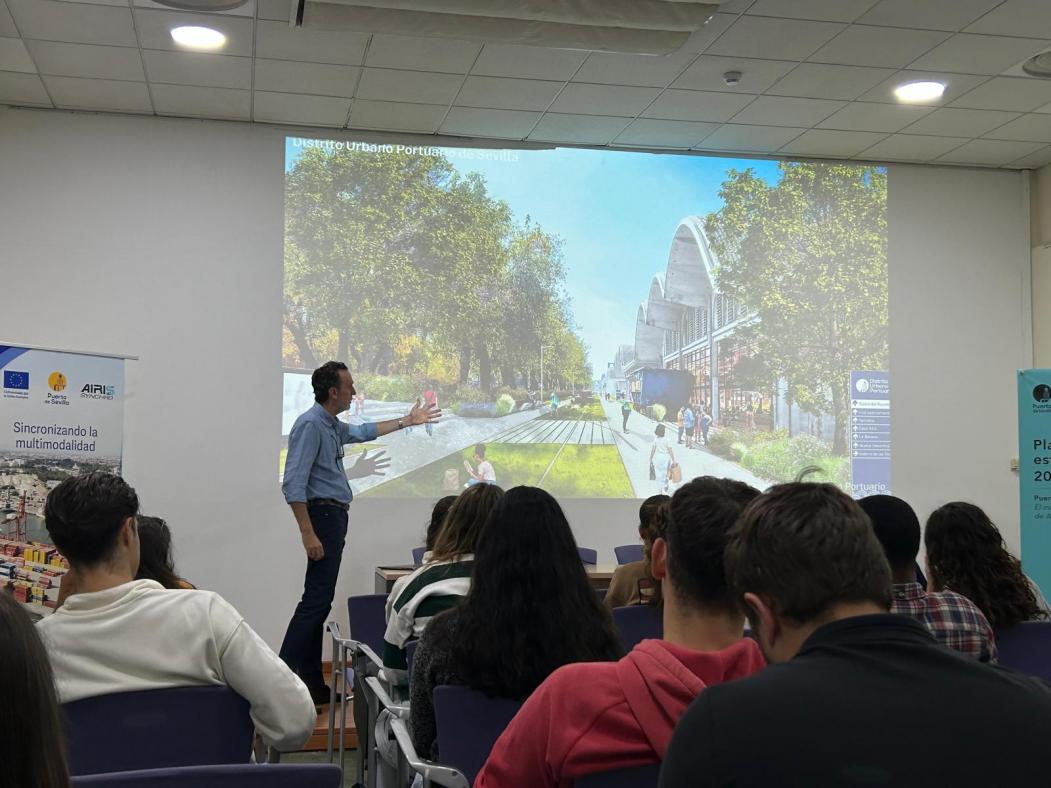 Fotografía del arquitecto D. Javier Olmedo impartiendo la charla