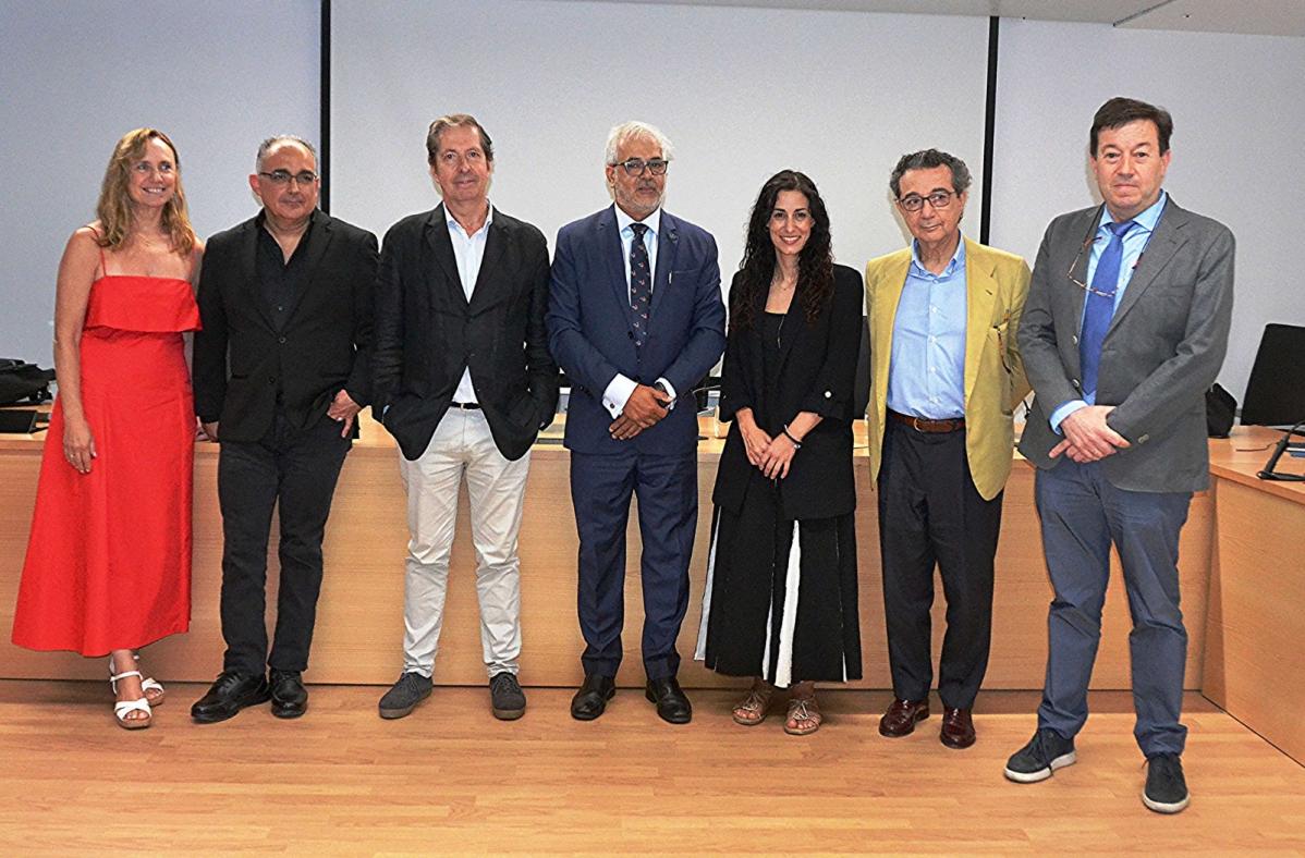 Fotografía de José Carlos Galán junto al tribunal y a su tutor Antonio Gámiz.