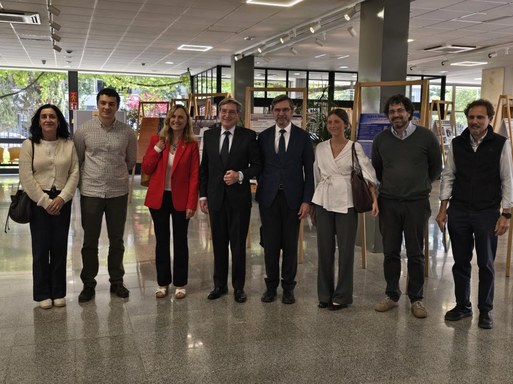 Secretaria y Directora de la ETSIE, junto al Director del Puerto, José M. Guerrero y los alumnos que expusieron en el acto inaugural.