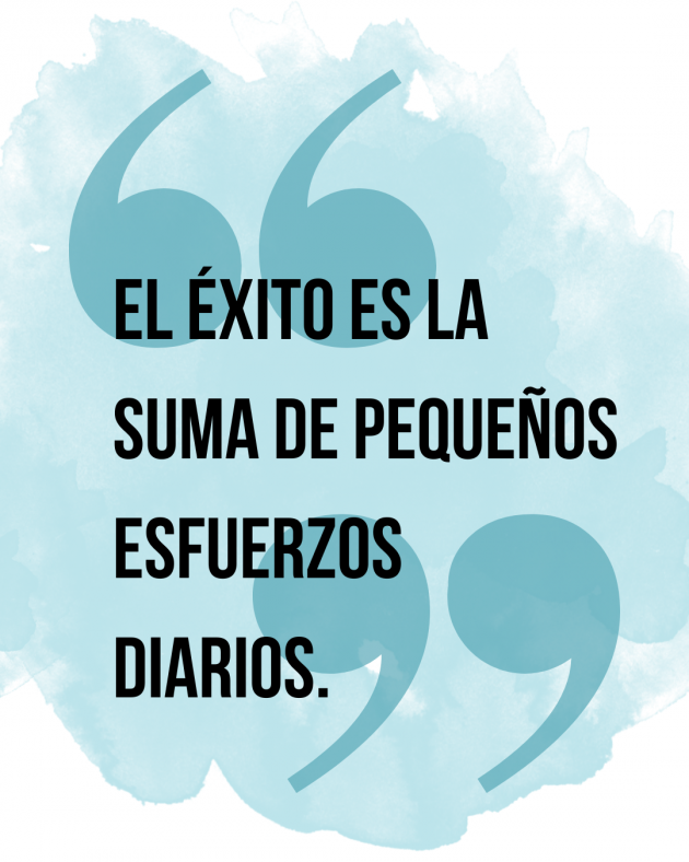 Frase "El éxito es la suma de pequeños esfuerzos diarios", sobre mancha azul de acuarela.