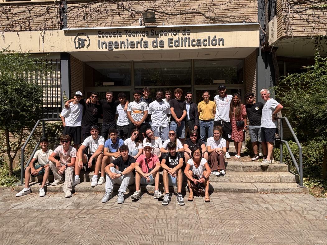 Fotografía del alumnado en la fachada principal de la ETSIE.