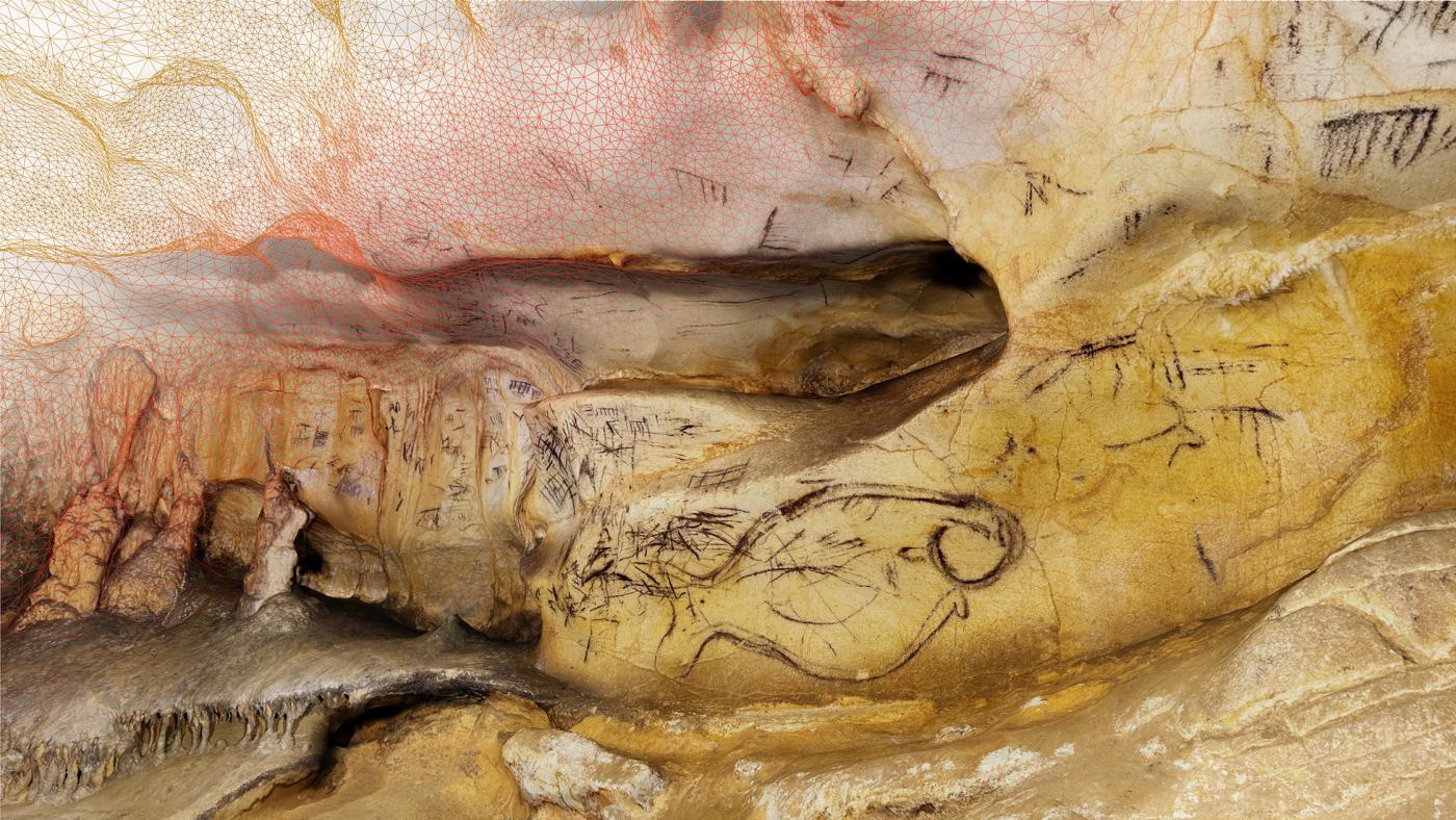Reconstrucción 3D donde se aprecia la morfología de una zona de la cueva, parte con la malla del modelo 3D y parte con la textura, donde se aprecia el gran pez de la cueva.