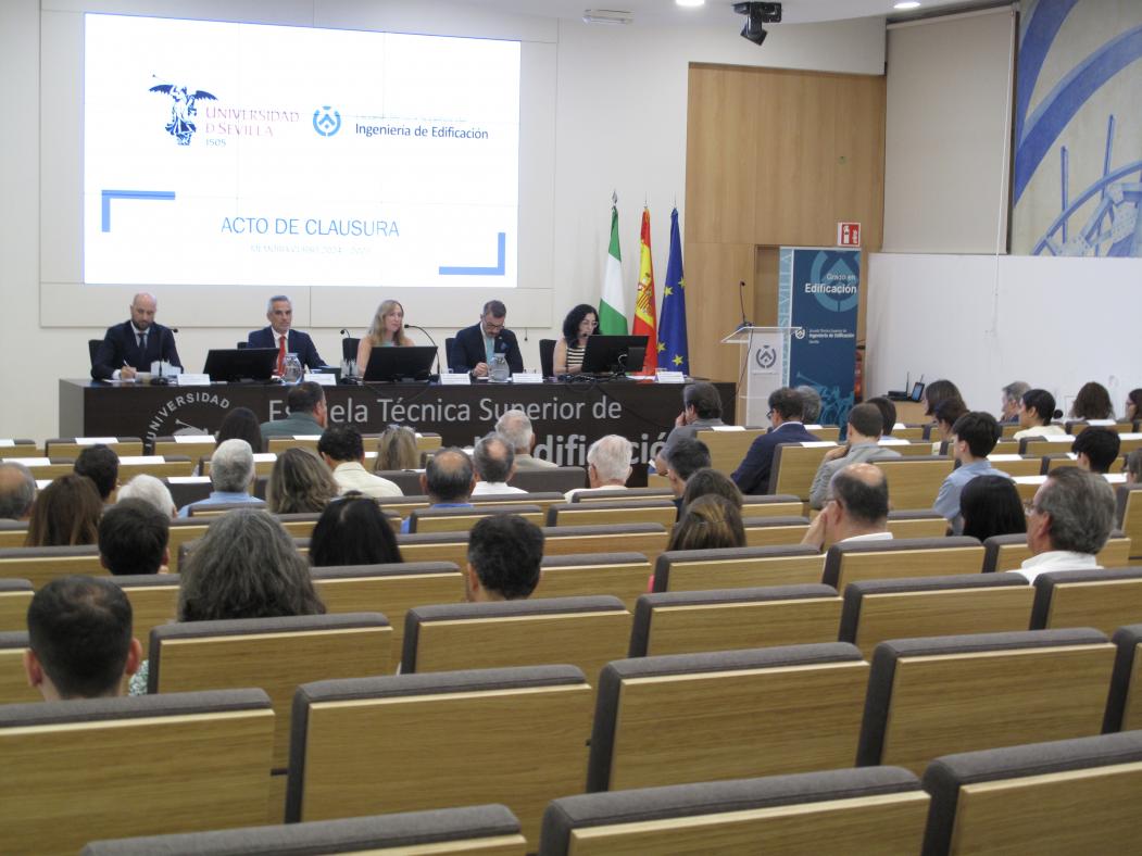 Fotografía del acto en el que se puede ver a la mesa presidencial con los miembros que la componen, entre ellos a la Directora y secretaria de la ETSIE y al subdirector de Estudiantes.