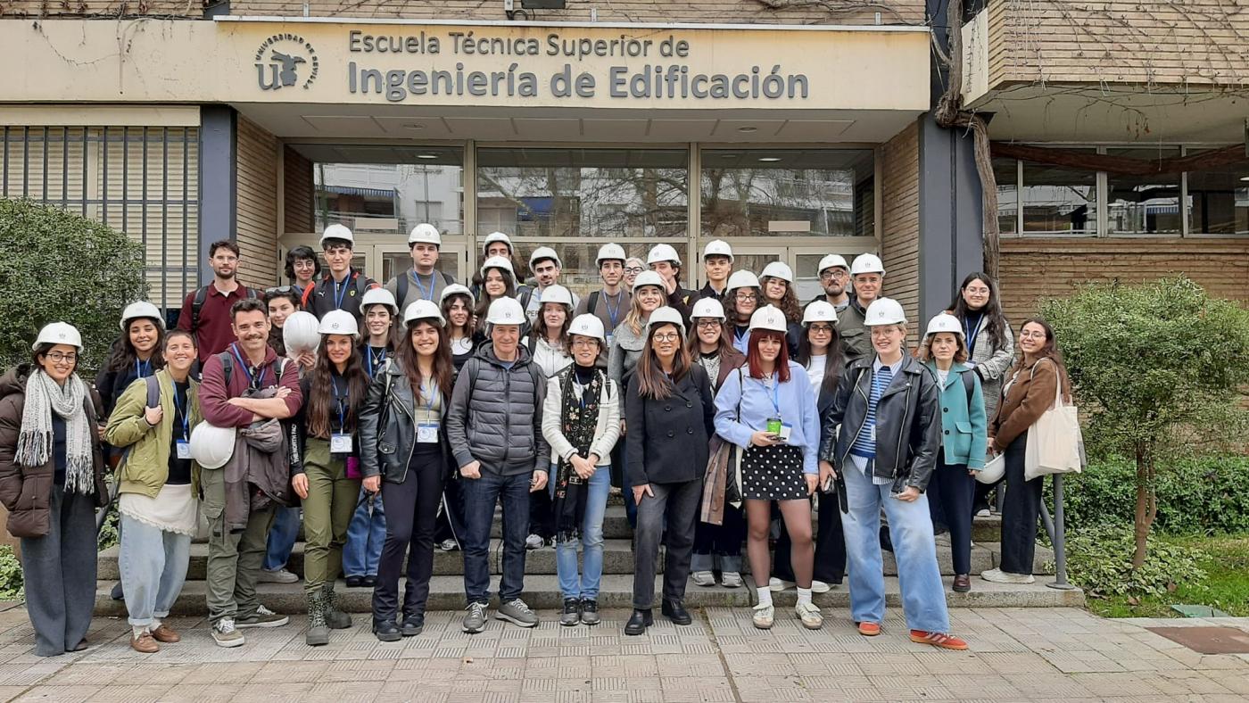 Asistentes posando en grupo delante de la puerta de entrada principal de la ETSIE