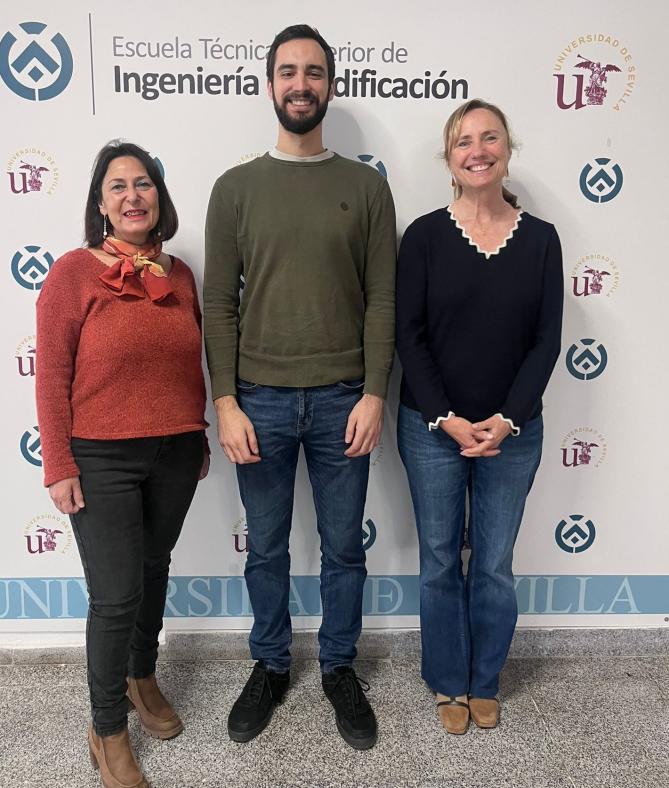 Fotografía de Alejandro con la Directora de la ETSIE, Charo Chaza Chimeno, y la catedrática en matemáticas, Pastora Revuelta Marchena. Fotografía en el photocall de la ETSIE.