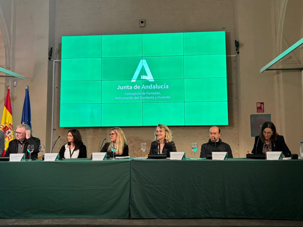 Fotografía de la mesa de ponentes de uno delos momentos del seminario.