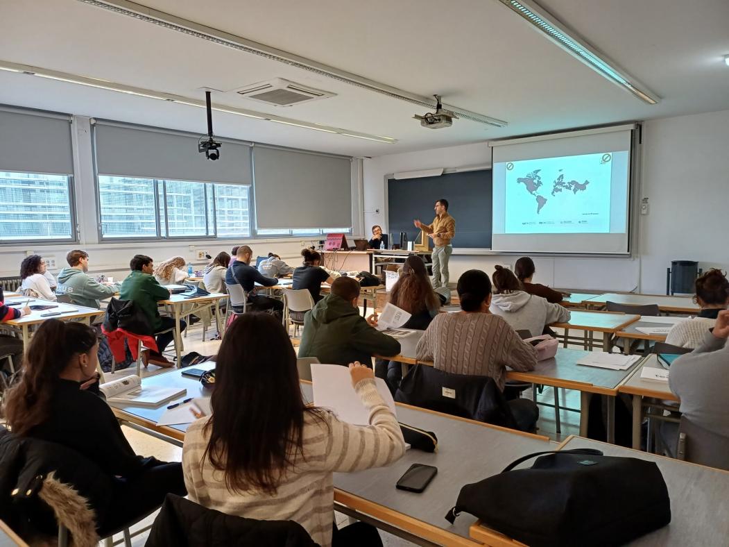 Fotografía de uno de los ponentes durante la sesión mientras el alumnado atiende atentamente.