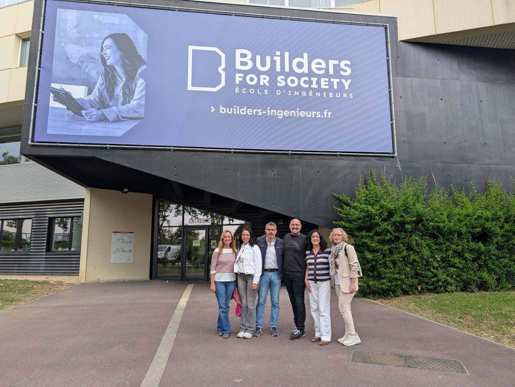 Fotografía del equipo Directivo en la puerta principal de la Builders École d'ingénieurs