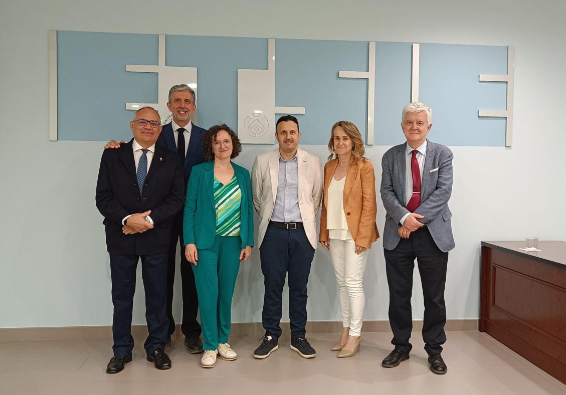 Fotografía de Jaime Solís junto al Tribunal de la Plaza. De fondo se lee ETSIE en la pared.