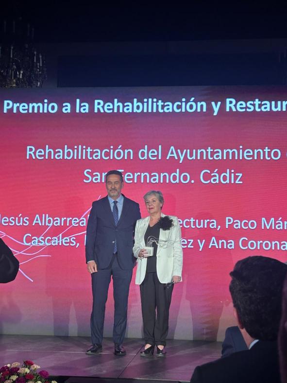 Fotografía de María Jesús Albarreal en el escenario con el premio.