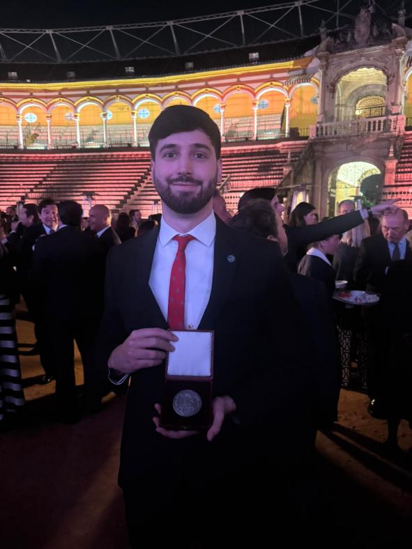 Fotografía de Sergio Quintero con la medalla. De fondo la Maestranza.