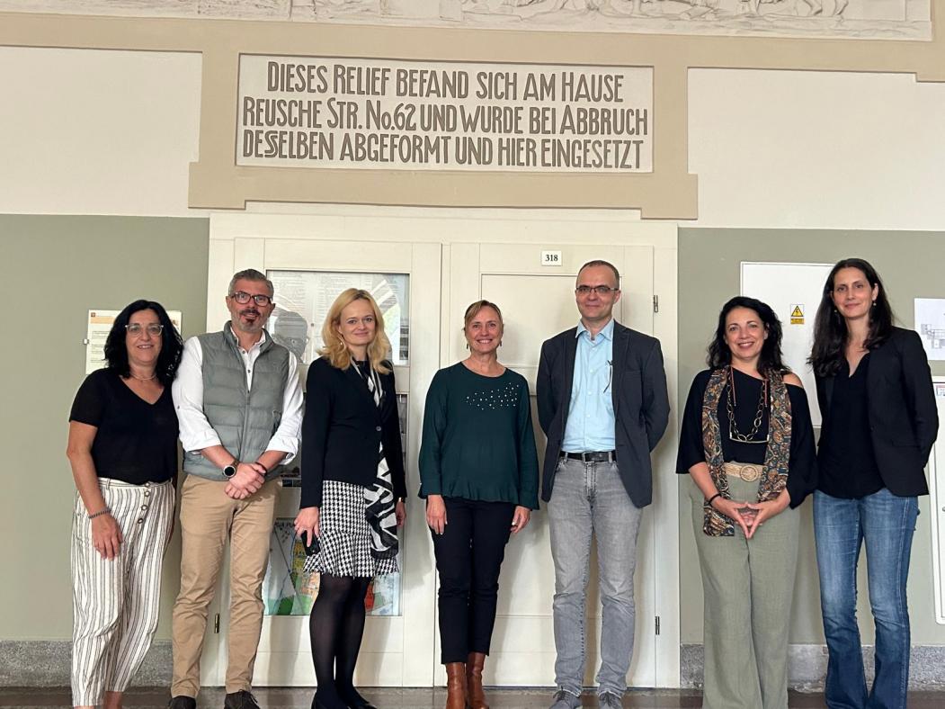 Foto del equipo directivo de la ETSIE junto al profesor que lo recibe en la Wroclaw University.