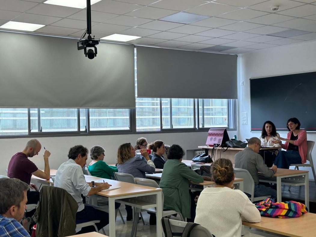 Fotografía del profesorado representante de los Departamentos de la ETSIE mientras se desarrolla la 1ª reunión. Fotografía en el aula.