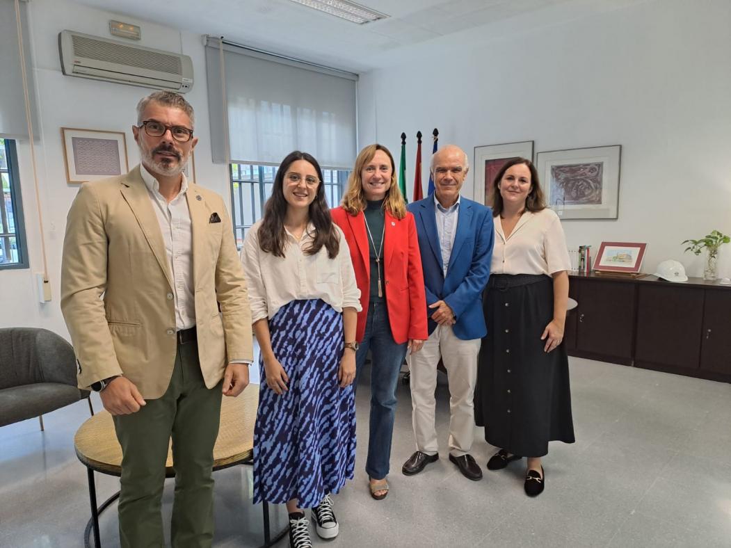 Fotografía de la Directora de la ETSIE, Charo Chaza, el subdirector de Estudiantes, Rafael Esteve, y tres representantes de la Cátedra del Puerto de Sevilla. Fotografía tomada en la sala de Dirección de la ETSIE.