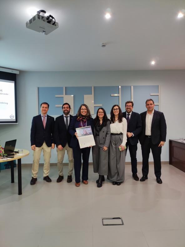 Fotografía de Evelyn junto a sus Directores de Tesis y el tribunal, tras el acto de defensa.