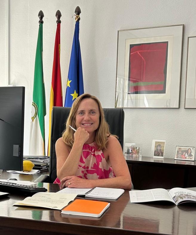 Fotografía de Rosario Chaza sentada en la mesa de su despacho.