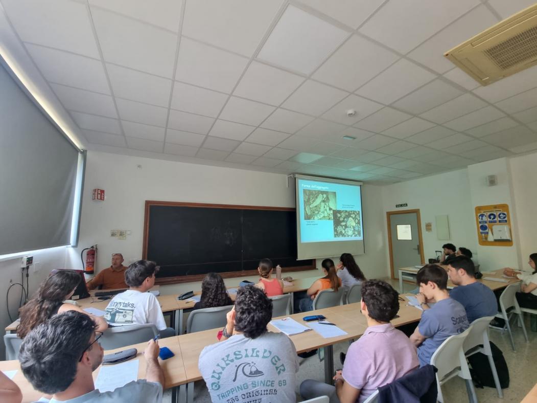 Fotografía de Fabio Fratini impartiendo clase en el aula