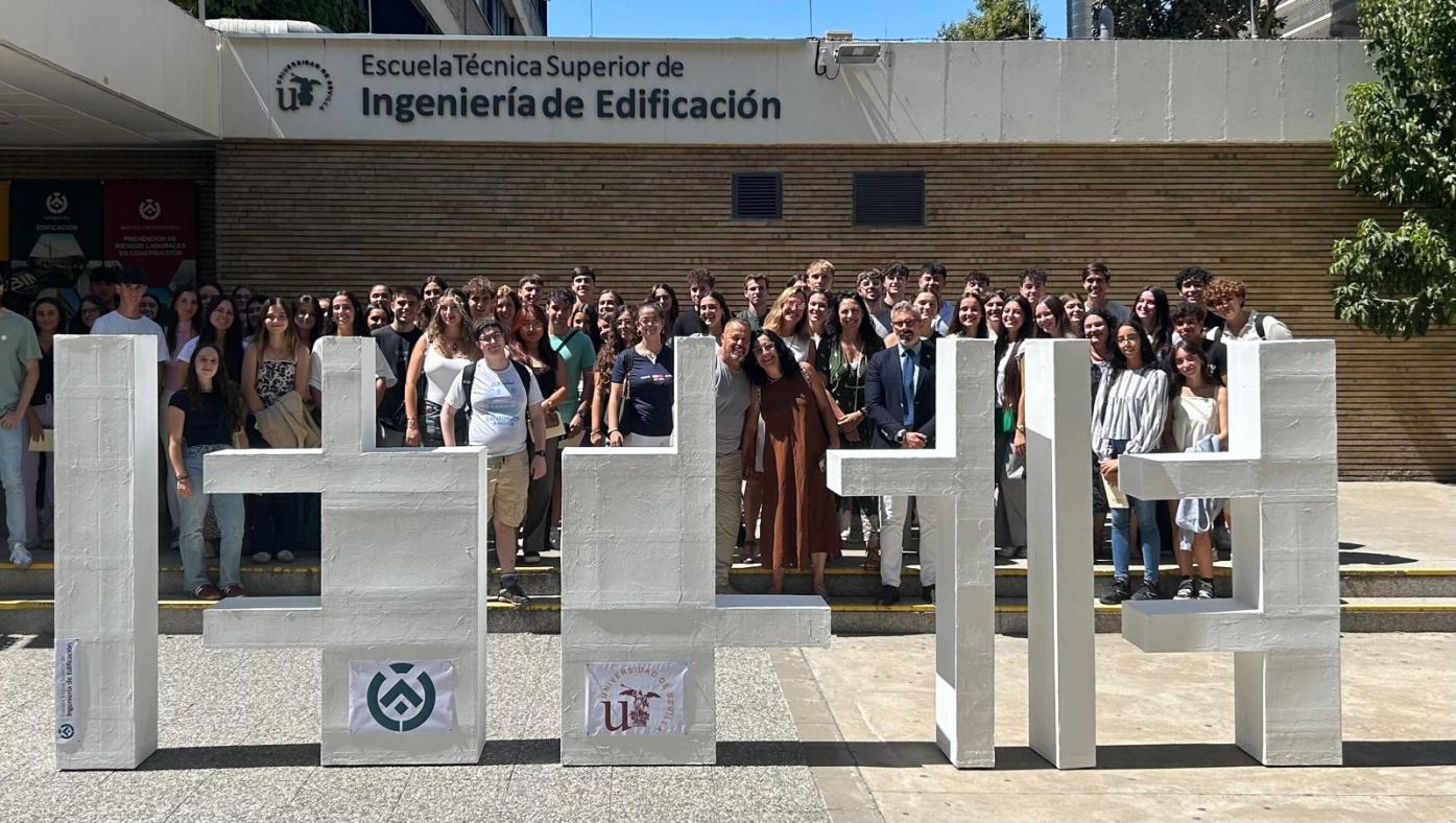 Fotografía de los asistentes tras unas piezas cuyas siluetas dibujan el nombre de ETSIE.